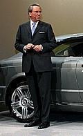 Dr. Franz-Josef Paefgen, Präsident und Vorstandsvorsitzender Bentley Motors, präsentiert den Bentley Brooklands.